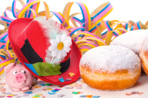 Berliner und Faschingsdekoration vor hellem Hintergrund