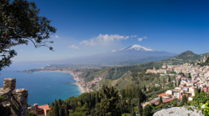 Bild vom Meer unter Taormina mit Blick auf Ätna