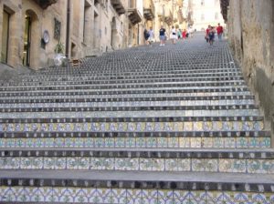 Bild der Freitreppe Santa Maria del Monte mit Keramikstufen in Caltagirone, Sizilien