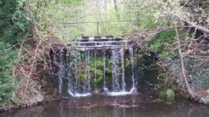 Bild Schloss Morsbroichs Wasserfall, der den Burggraben speist