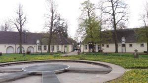 Bild Schloss Morsbroich, Wasserspiel mit Blick auf Vorburg und Toreingang