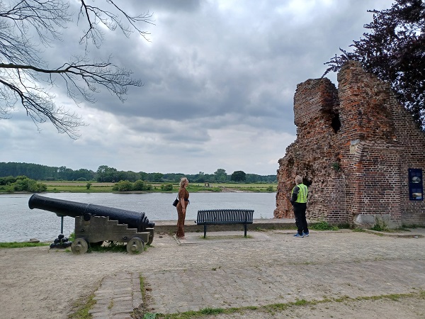 Ruine und Kanone am Fluss in Arcen