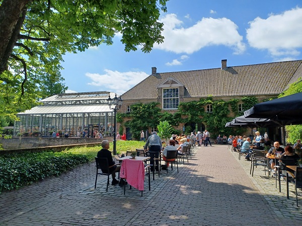 Schlosshof der Schlossgärten Arcen mit Restaurant und Orangerie