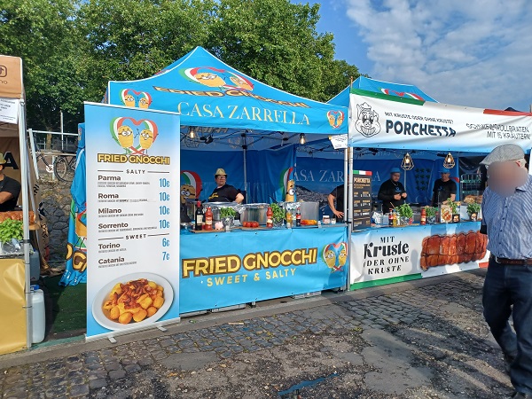 Staende frittierte gnocchi und porchetta