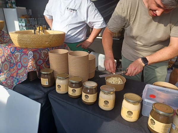 pasta aus dem käselaib mit trüffel